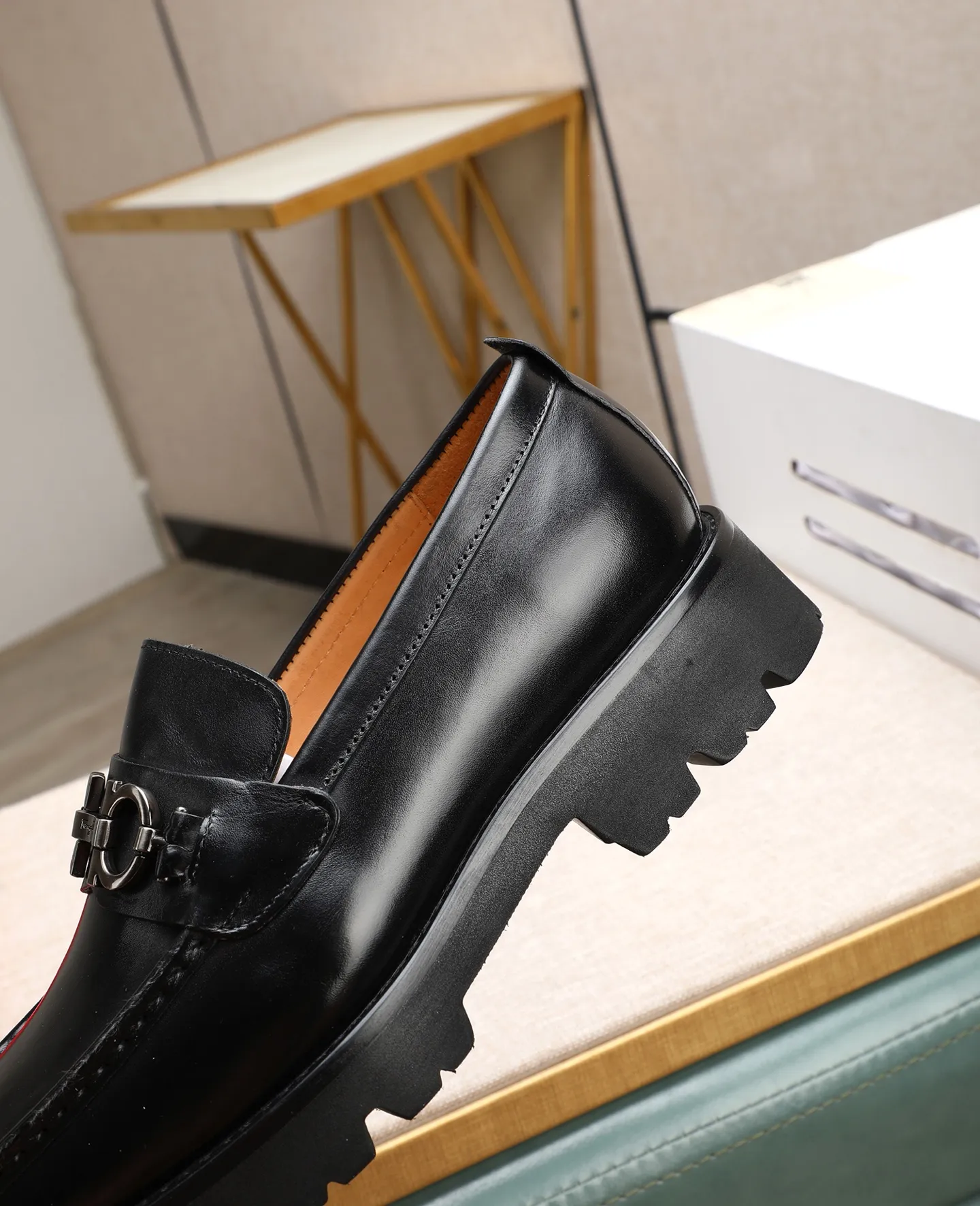 Men's shoes 💰500 📛📛(water-dyed cow lining) Salvatore Ferragamo high-end (Salvatore Ferragamo) is the top international luxury footwear brand. It comes from the fashion kingdom of Italy. It is famous all over the world for its traditional handmade design and novel styles...🚶🏻🚶🏻New suit shoes are available simultaneously at the counter. This model is purely handmade. The fabric is imported Italian calfskin➕soft water-dyed cowhide lining. Original authentic outsole🌀🌀Size: 38➖44.